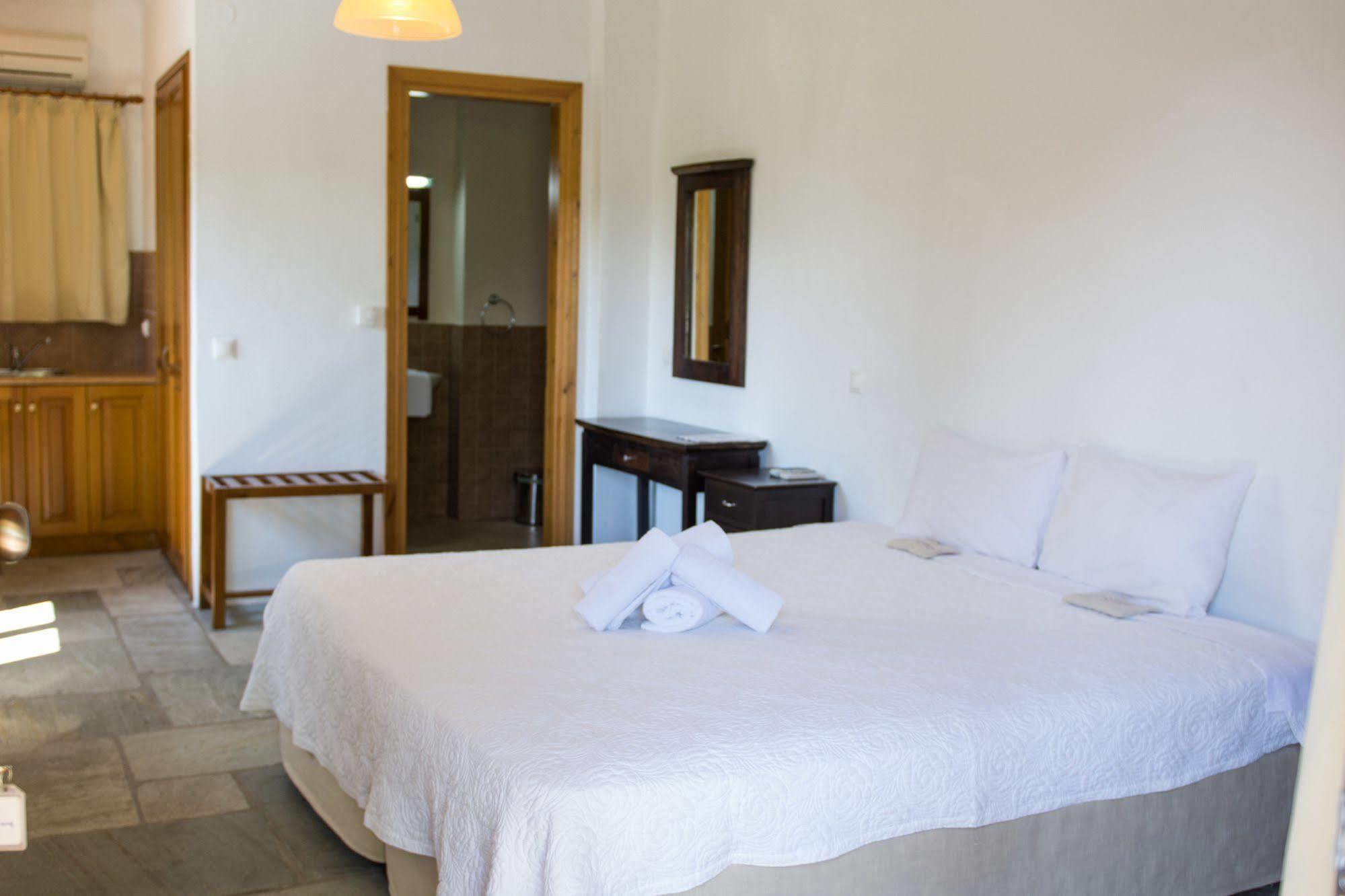 Alkifron Hotel Kala Nera Bagian luar foto